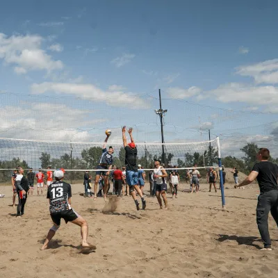 Площадка для игры в волейбол на берегу Оби. Расположена на песчаном пляже в Барнауле мкр Затон