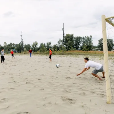 играть в футбол поле на берегу Оби песчаный пляж в Барнауле мкр Затон