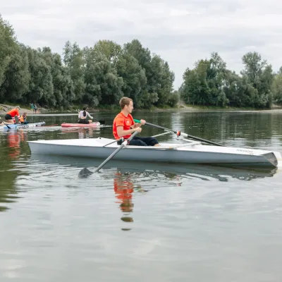 прокат катание на лодке для академической гребли по реке Оби в Барнауле в протоке Затона