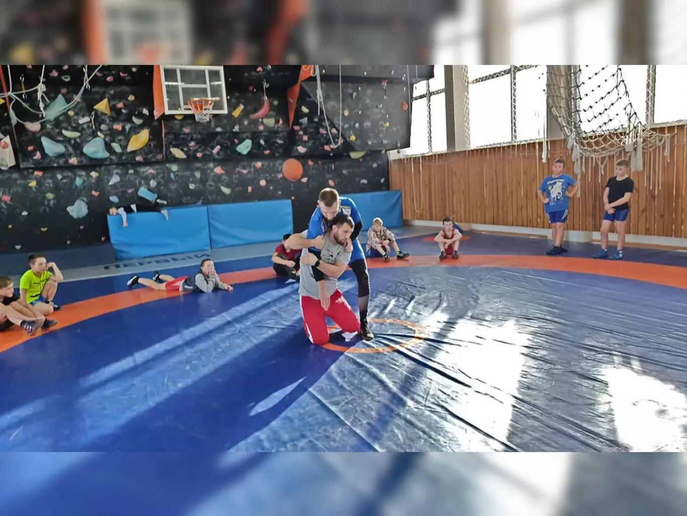 Тренировка в детской секции по греко-римской борьбе
